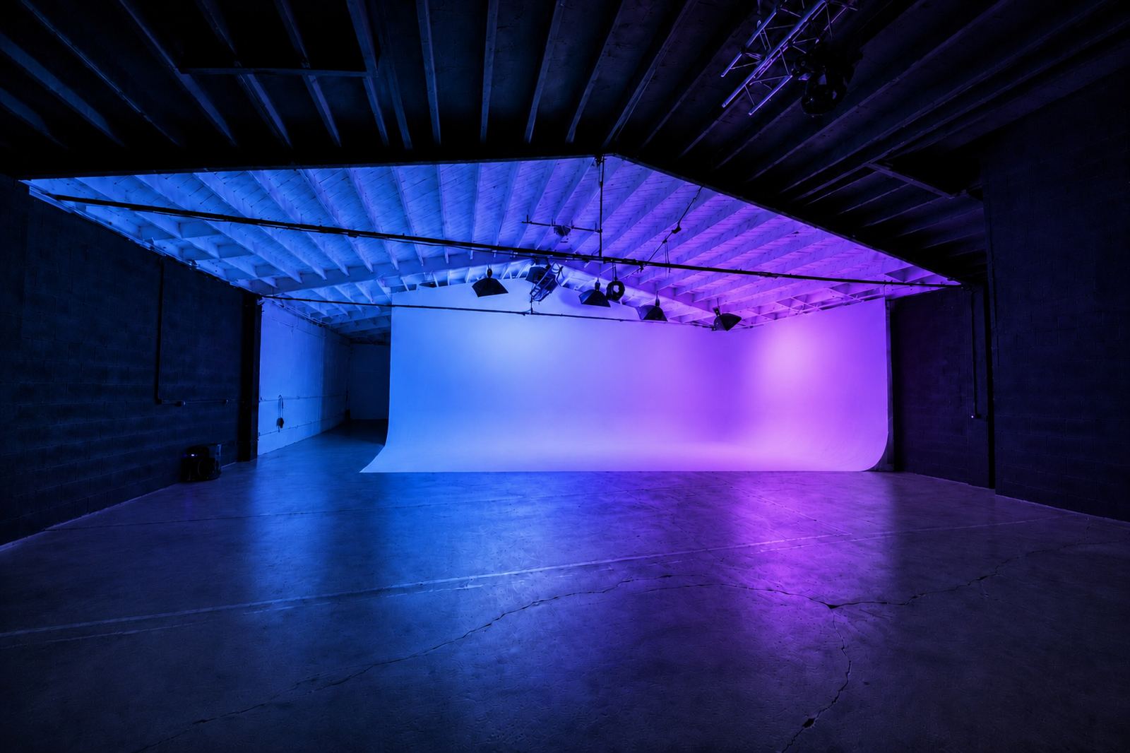 Cyclorama in blue and violet